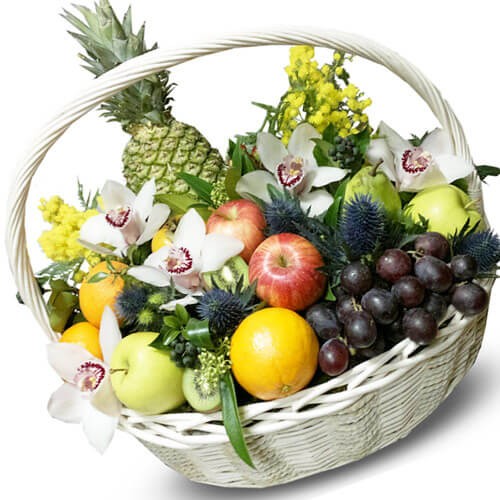 Большая корзина с цветами и фруктами